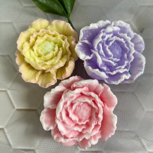 Single Handmade Peony Soap - Picture 3 of 3
